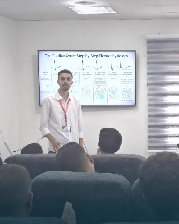 A trainer presents the cardiac cycle during the ECG course